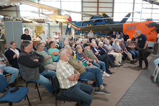 Vertiefende Einblicke über den Lufttransport erhielten die GSP-Gäste bei einem Vortrag in den Hallen der Traditionsgemeinschaft Lufttransport Wunstorf. Foto: Gisbert Hluchnik