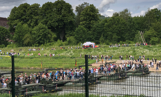 Die Amphibienbrücke über die Weser fand großen Gefallen 