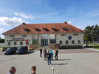 Das Gebäude des Hauptquartiers der US Army Europe and Africa mit rotem Dach und Personen davor.