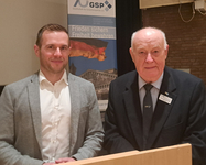 Der Referent (links) mit dem Sektionsleiter Delmenhorst
