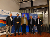 Fünf Männer stehen vor Veranstaltungsbannern der Gesellschaft für Sicherheitspolitik, Konrad-Adenauer-Stiftung und BundeswehrVerband.