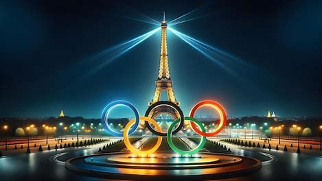 Beleuchteter Eiffelturm bei Nacht mit hellen Suchscheinwerfern und den leuchtenden Olympischen Ringen im Vordergrund in Paris.