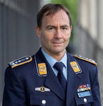 Porträt eines deutschen Generals in dunkelblauer Uniform mit Abzeichen und Orden.