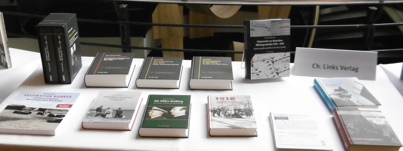 Ein Tisch präsentiert Geschichtsbücher des Ch. Links Verlags, darunter 'Faszination Bunker' und 'Die Affäre Kießling'.