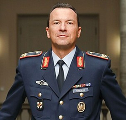 Thomas de Maizière, ehemaliger deutscher Verteidigungsminister, in Militäruniform, blickt direkt in die Kamera.