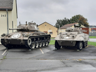 M24 Chaffee Panzer und M8 Greyhound Radpanzer mit US-Sternen vor dem Reed Museum, Second Dragoons Heritage Center.