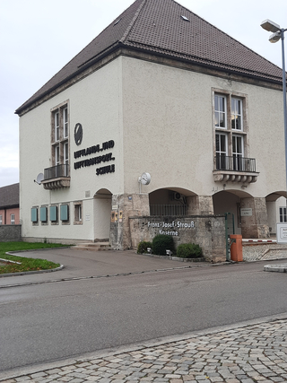 Die Luftlande- und Lufttransport-Schule in der Franz-Josef-Strauß Kaserne an einem bewölkten Tag.