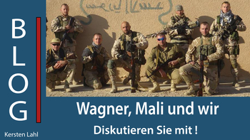 Acht bewaffnete Männer in Militäruniformen vor sandfarbener Wand. Titel: Wagner, Mali und wir.