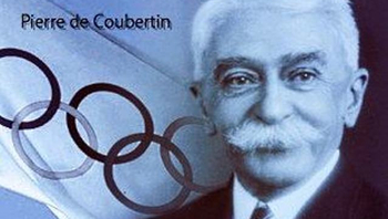 Bläulich getöntes Porträt von Pierre de Coubertin mit Schnurrbart, überlagert von Olympischen Ringen im Hintergrund.
