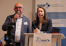 Ein Mann (Josef Schmidhofer) spricht ins Mikrofon, eine Frau daneben, bei einem Event der GSP Gesellschaft für Sicherheitspolitik.