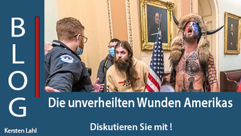 Kapitol-Aufstand: 'QAnon Schamane' in gehörntem Hut schreiend, US-Flagge, Protestler und Polizei im Gebäude.