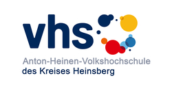 Logo der Anton-Heinen-Volkshochschule des Kreises Heinsberg, mit "vhs" in Blau und bunten Kreisen.