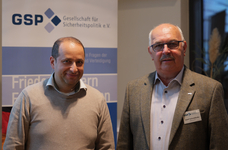 Josef Schmidhofer, Sektionsleiter der GSP, und ein weiterer Mann lächeln vor einem GSP-Banner.