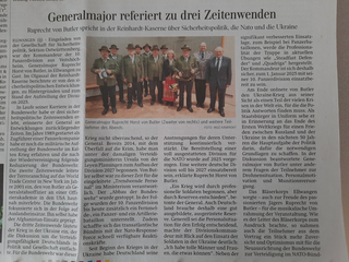 Generalmajor Ruprecht Horst von Butler (Zweiter von rechts) mit Veranstaltungsteilnehmern in Uniformen und Tracht.