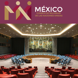 Logo Mexikos für den UN-Sicherheitsrat über dem leeren UN-Sicherheitsratssaal mit gebogenem Tisch, Wandgemälde und Sitzen.