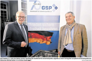 Rolf Tabellion (r.) und Michael Gahler (l.) mit GSP-Banner: „Frieden sichern Freiheit bewahren“ und Deutschlandflagge.