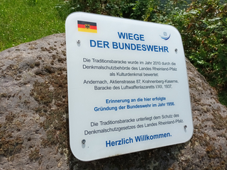 Schild auf Felsen: 'Wiege der Bundeswehr,' erwähnt Gründung 1956 und Kaserne als Kulturdenkmal.