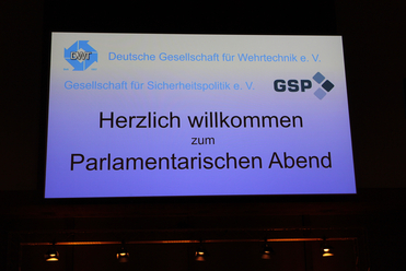 Bildschirm mit Willkommensbotschaft zum Parlamentarischen Abend, veranstaltet von DWT und GSP.