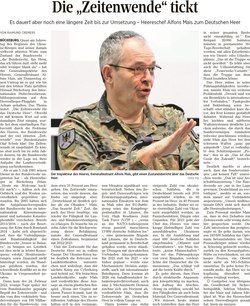 Heereschef Alfons Mais, in Uniform, hält eine Rede über die „Zeitenwende“ der Bundeswehr, umgeben von Zeitungstext.