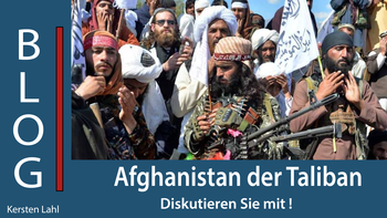 Gruppe bärtiger Männer, teils bewaffnet, mit Taliban-Flaggen. Titel: Afghanistan der Taliban. Blogbeitrag von Kersten Lahl.