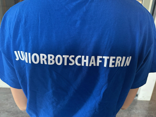 blaues T-Shirts der Juniorbotschafter der Europaschule