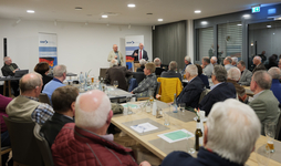Zwei Redner sprechen vor einem Publikum meist älterer Männer bei einer sicherheitspolitischen Veranstaltung der GSP.