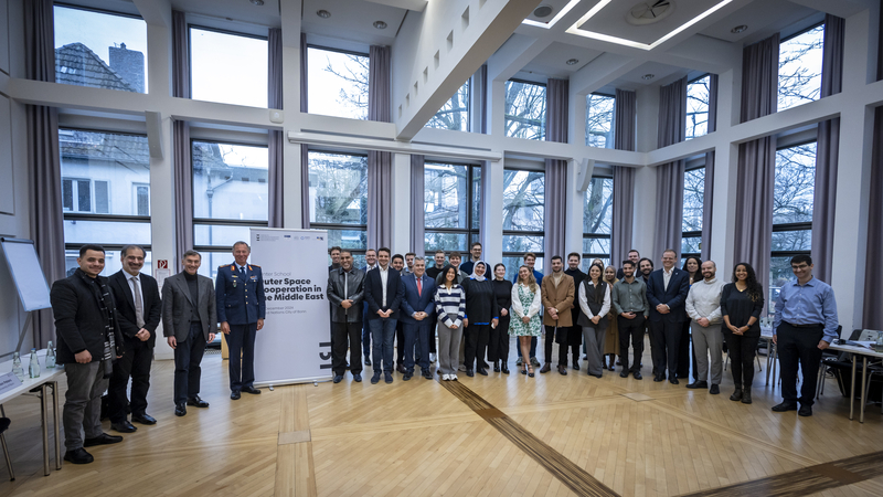 Gruppenfoto von vielfältigen Teilnehmern der Winterschule zu Weltraumkooperation im Nahen Osten, Bonn.