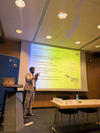 Ein Mann präsentiert über 'Wie fliegen hypersonische Systeme?' mit einer detaillierten Folie in einem Konferenzraum.