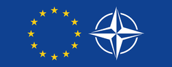 Flagge der Europäischen Union und NATO-Logo nebeneinander auf blauem Hintergrund.