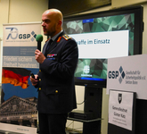 Generalleutnant Günter Katz, in Militäruniform, spricht bei einer Veranstaltung mit GSP- und Bundeswehr-Logos.