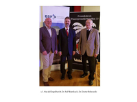 Drei Männer, Harald Engelhardt, Dr. Ralf Bambach und Dr. Dieter Behrends, vor GSP- und PzGrenBtl 33-Bannern.