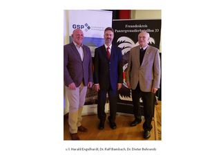 Drei Männer, Harald Engelhardt, Dr. Ralf Bambach und Dr. Dieter Behrends, vor GSP- und PzGrenBtl 33-Bannern.