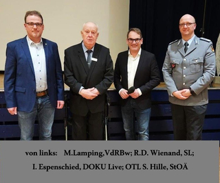 Vier Männer, darunter M. Lamping, R.D. Wienand, I. Espenschied und OTL S. Hille in Uniform, stehen nebeneinander.