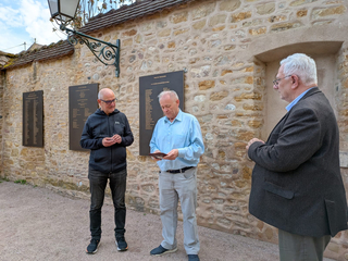 SL Ziegelbauer überreicht an den Präsident uns stellv. Bürgermeister Jean-Marc Weckner das Wappen der GSP.