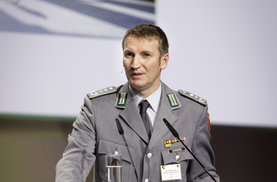 Ein Mann in Bundeswehr-Uniform, SENSBURG, spricht auf einem Podium bei der Jahrestagung der Reserve 2021.
