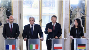 Vier Politiker aus Frankreich, Italien, Polen und Deutschland stehen bei einer Pressekonferenz an Rednerpulten.