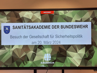 Bildschirm: Präsentation der Sanitätsakademie der Bundeswehr zum Besuch der Gesellschaft für Sicherheitspolitik am 20. März 2024.