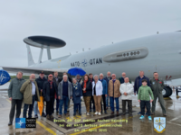 Besuch der GSP Sektion Aachen-Heinsberg auf der NATO Airbase Geilenkirchen, posierend vor einem NATO AWACS Flugzeug.