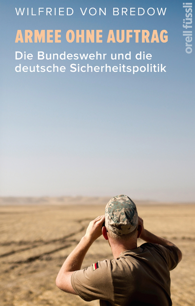 Buchcover: Soldat mit Deutschlandflagge blickt in eine weite, leere Wüste unter dem Titel "ARMEE OHNE AUFTRAG".