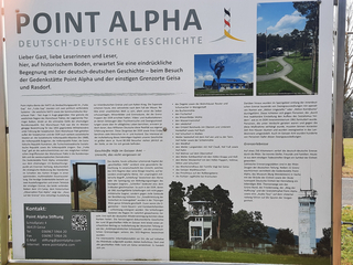 Große Infotafel der Gedenkstätte Point Alpha zur deutsch-deutschen Grenze im Kalten Krieg mit historischen Fotos und Texten.