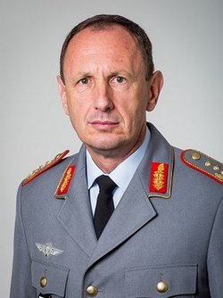 Porträt eines Mannes in der Uniform eines Bundeswehr-Generals mit ernstem Ausdruck.