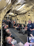 Die_Fuldaer_GSP-Gaeste_erhielten_auf_der_Jahresfahrt_auch_einen_Einblick_in_das_Innere_eines_Transportflugzeugs. Foto: Gisbert Hluchnik