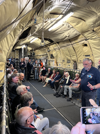  Die_Fuldaer_GSP-Gaeste_erhielten_auf_der_Jahresfahrt_auch_einen_Einblick_in_das_Innere_eines_Transportflugzeugs. Foto: Gisbert Hluchnik