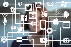 Eine verschwommene Person überlagert von einem weißen Netzwerk miteinander verbundener App-Icons wie Social Media und OS-Symbole.