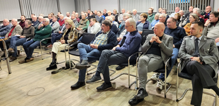Zuhörer und Zuhörerinnen bei der GSP-Veranstaltung zum Thema: "Auf dem Weg zur neuen Weltordnung: Hybride Kriegsführung und die Zukunft des Krieges"