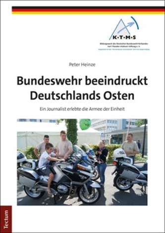 Buchcover 'Bundeswehr beeindruckt Deutschlands Osten' von Peter Heinze, zeigt Menschen, darunter Soldaten, um Motorräder versammelt.