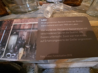Schild mit Text über ein Labor, das bis 1963 zur Gussanalyse genutzt wurde, und einem Foto des Labors mit Glasgeräten.
