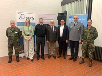 Gruppe von sieben Personen, Militärs und Zivilisten, vor Bannern der GSP, des BundeswehrVerbandes und der EU.