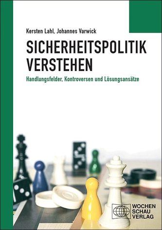 Buchcover von 'Sicherheitspolitik Verstehen' von Lahl & Varwick mit Brettspielfiguren, die Strategie andeuten.