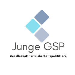 Logo von Junge GSP, Gesellschaft für Sicherheitspolitik e.V., mit drei stilisierten Quadraten in Blau und Grau in C-Form.